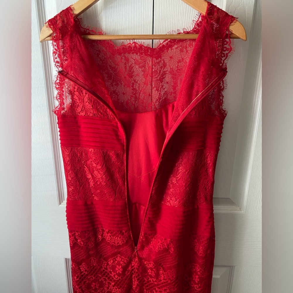 TADASHI SHOJI Cherry Red Chantilly Lace Bateau Neckline Sheath Dress SZ 6 - Picture 7 of 12